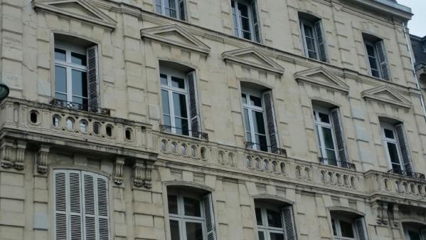 Fenetre bois sur facade haussmannienne